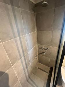 een badkamer met een douche met een glazen deur bij Acacia apartment in San Isidro +14 foto's