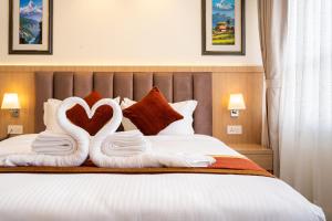 Rúm í herbergi á Hotel Crystal Pashupati