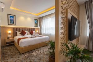 Rúm í herbergi á Hotel Crystal Pashupati