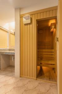 Baðherbergi á Hotel Crystal Pashupati