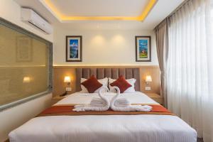 Rúm í herbergi á Hotel Crystal Pashupati