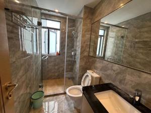 La salle de bains est pourvue d'une douche, de toilettes et d'un lavabo. dans l'établissement R&F Princess Cove @ R&F Mall, à Johor Bahru