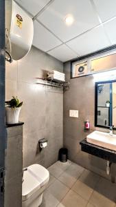 uma casa de banho com um WC e um lavatório em Mavens White Artemis Hospital Road Sector 52 Gurgaon em Gurgaon