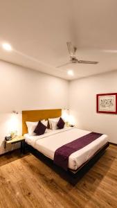Een bed of bedden in een kamer bij Mavens White Artemis Hospital Road Sector 52 Gurgaon