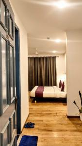 um quarto de hotel com uma cama e uma janela em Mavens White Artemis Hospital Road Sector 52 Gurgaon em Gurgaon