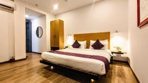 1 dormitorio con 1 cama grande en una habitación en Mavens White Artemis Hospital Road Sector 52 Gurgaon en Gurgaon