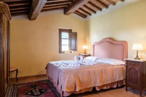 I Grandi Di Toscana في Ciggiano: غرفة نوم بسرير كبير في غرفة
