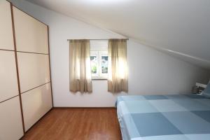 a bedroom with a bed and a window at Babsi in Pula