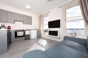 Cuina o zona de cuina de Unit 2 Island View Apartments With Stunning Harbour View