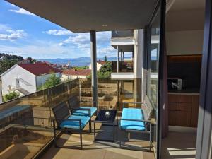 balkon z niebieskimi krzesłami i widokiem w obiekcie Stivan Solis Apartments w mieście Sutivan