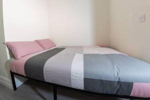 Llit o llits en una habitació de Unit 2 Island View Apartments With Stunning Harbour View