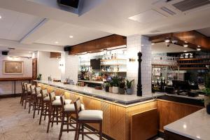 Lounge nebo bar v ubytování The Shelburne Sonesta New York