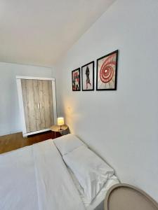Tempat tidur dalam kamar di Sweet Escape Paris Centre - 3 bds- terrasse - Stade de France - Montmartre