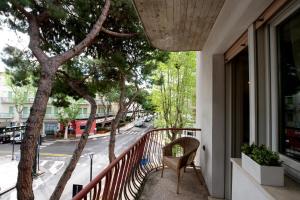 卡托利卡的住宿－Ausonia 10，阳台,阳台上摆放着椅子和一棵树,位于街道上