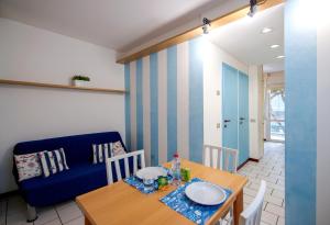 卡托利卡的住宿－Ausonia 10，一间带桌子和蓝色沙发的用餐室