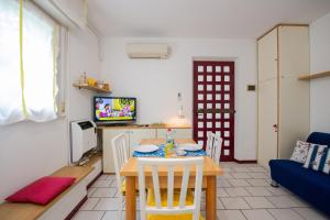 卡托利卡的住宿－Ausonia 10，客厅配有桌椅和电视。