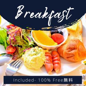 un plato de desayuno con frutas y hortalizas en S-Presso Namba Parks Street, en Osaka