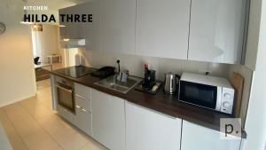 H3 with 3,5 rooms, 2 BR, livingroom and big kitchen, modern and central 주방 또는 간이 주방