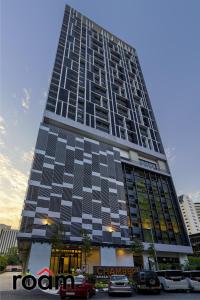 un edificio alto con una fachada a cuadros en Chambers Residence Kuala Lumpur by Roam, en Kuala Lumpur