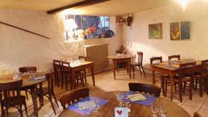 - un restaurant avec des tables et des chaises en bois dans une chambre dans l'établissement Le Baugyte - Gite de GROUPE - 14 lits simples, à Marcigny