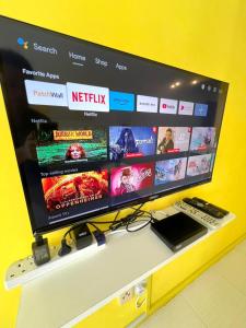Een TV en/of entertainmentcenter bij SEAVIEW HOLIDAY APARTMENT 4 - WiFi & Netflix
