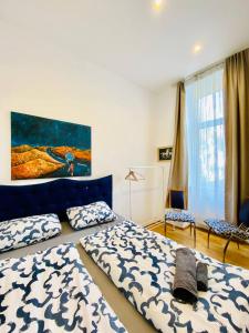um quarto com uma cama e um quadro na parede em W Rooms - Brigittenau Area MM23 em Viena