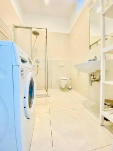 uma casa de banho com uma máquina de lavar roupa e um lavatório em W Rooms - Brigittenau Area MM23 em Viena