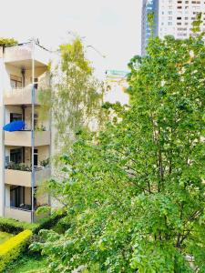 um prédio de apartamentos com árvores em frente em W Rooms - Brigittenau Area MM23 em Viena