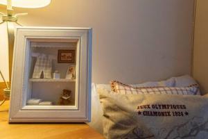 un espejo junto a una cama con un osito de peluche en Duplex la Solana, en Err