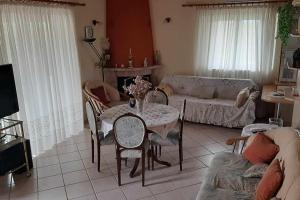 - un salon avec une table et un canapé dans l'établissement Serenity Cottage House in Preveza, à Flámpoura