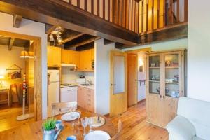 Una cocina con una mesa y un comedor. en Duplex la Solana, en Err