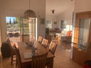 a dining room and living room with a table and chairs at El Milagro in L'Ampolla
