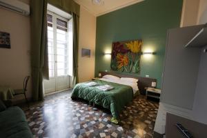 um quarto com uma cama e um quadro na parede em Teatro sullo Stretto em Messina