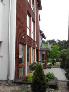 an external view of a building with a courtyard at ApartMorze Apartamenty na Leśnej in Jastarnia