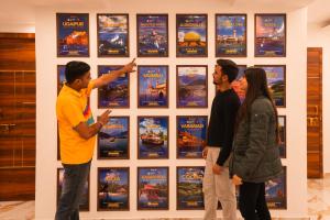 古爾岡的住宿－goSTOPS Gurugram，一群人看一堵海报