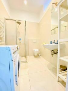 uma casa de banho com uma máquina de lavar roupa e um lavatório em W Rooms - Brigittenau Area MM23 em Viena