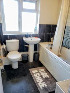 łazienka z toaletą, umywalką i wanną w obiekcie Cosy&Trendy 3Bed Apt on Busy High Street With Free WiFi & Parking w mieście Berkhamsted
