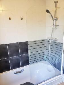 eine Dusche mit Waschbecken und Wasserhahn in der Unterkunft Cosy&Trendy 3Bed Apt on Busy High Street With Free WiFi & Parking in Berkhamsted