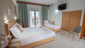 a hotel room with a bed and a chair at House Elena in Koinyra
