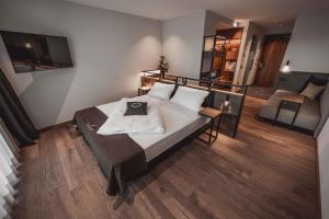 Televízia a/alebo spoločenská miestnosť v ubytovaní Hotel Continental Dolomites