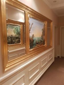 uma pintura emoldurada numa parede num quarto em Pension Giesserstrasse Leipzig em Leipzig mais 42 fotografias