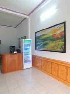 un distributore automatico in una stanza con un grande schermo di Tùy Anh Hostel a Mù Cang Chải