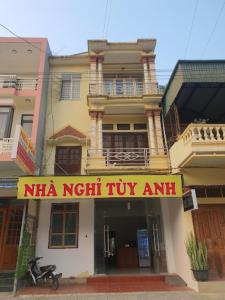 um edifício com um sinal que lê nha direita tenta ami em Tùy Anh Hostel em Mù Cang Chải