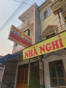 ein Schild für ein nkaishi-Restaurant vor einem Gebäude in der Unterkunft Tùy Anh Hostel in Mù Cang Chải