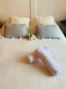 een wit bed met twee knuffels erop bij L'Escale Cosy - Disneyland Paris in Serris