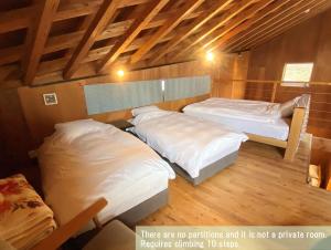 Tempat tidur dalam kamar di SUMITSUGU HOUSE Atelier Suite