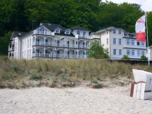 ビンツにあるFeWo direkt am Strand mit Meerblick, Villa Strandperle, Binzの砂浜の白い大きな建物