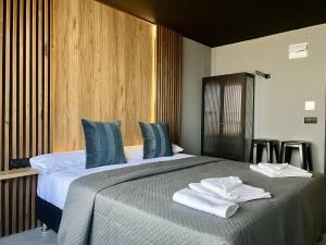 ein Schlafzimmer mit einem großen Bett mit Handtüchern darauf in der Unterkunft Boutique Palacio in Alicante