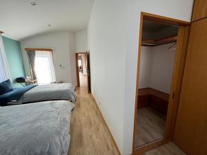 Letto o letti in una camera di EarthVeloビル一棟貸しでフルリノベ済み各階に風呂トイレありで好立地でコスパ最高をめざしている宿です