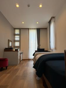 Letto o letti in una camera di EarthVeloビル一棟貸しでフルリノベ済み各階に風呂トイレありで好立地でコスパ最高をめざしている宿です
